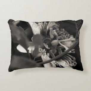 Coussins Décoratifs Fleur de la Passion en Gros Plan en Noir et Blanc
