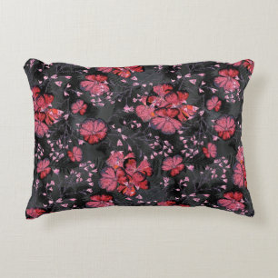 Coussins Décoratifs Fleurs rouges sur un arrière - plan gris-noir.