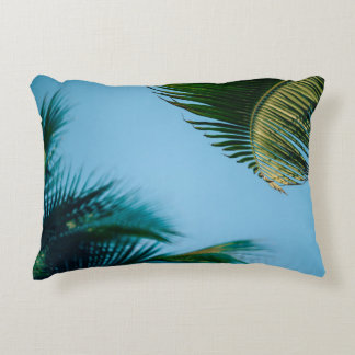 Coussins Décoratifs Green palm tree under blue sky in the morning