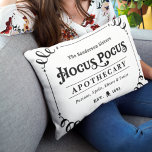 Coussins Décoratifs Halloween noir et blanc Hocus Pocus Apothecary<br><div class="desc">Bienvenue à vos invités avec ce éffrayant plaisir Halloween lumbar lancer oreiller. Le design stylisé de la typographie comprend le libellé "The Sanderson Sisters Hocus Pocus Apothecary - Potions,  Spells,  Elixers & Tonics". Le design noir et blanc est agrémenté de rouleaux,  d'une sculpture et d'os croisés,  et d'éléments d'étoiles.</div>
