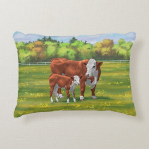 Coussins Décoratifs Hereford Cow & Cute Calf dans les pâturages d'été