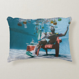 Coussins Décoratifs Homme assis sur une chaise sous l'eau avec botte f