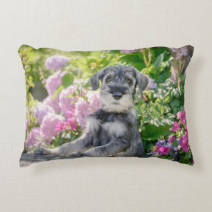 Coussins Décoratifs Le chiot Schnauzer dans un jardin fleuri