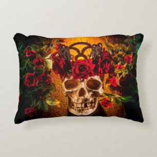 Coussins Décoratifs Le crâne humain sur la table noire se trouve dans 