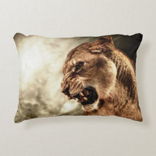 Coussins Décoratifs Lionne d'hurlement contre le ciel orageux