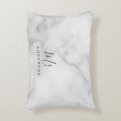 Coussins Décoratifs M. et Mme. | Élégant Marbre blanc Script moderne (Devant(Vertical))