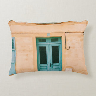 COUSSINS DÉCORATIFS MAISON AVEC FENÊTRE OUVERTE ET PORTE FERMÉE