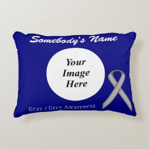 Coussins Décoratifs Modèle standard de carbone gris par Kenneth Yoncic