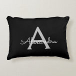 Coussins Décoratifs Noir Argent moderne Script Girl Monogramme Nom<br><div class="desc">Nom du monogramme de script noir et argent et Coussin initial. La coussin fait le cadeau parfait pour 16 ans,  mariage,  douche nuptiale,  baby shower ou bachelorette pour quelqu'un décorant sa chambre en or rose.</div>