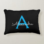 Coussins Décoratifs Nom du monogramme de la fille en noir bleu<br><div class="desc">Nom du monogramme de script noir et bleu et Coussin initial. La coussin fait le cadeau parfait pour 16 ans,  mariage,  douche nuptiale,  baby shower ou bachelorette pour quelqu'un décorant sa chambre en or rose.</div>