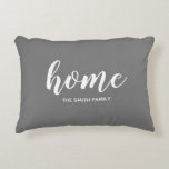Coussins Décoratifs Nom personnalisé Accueil Sentiment Gris<br><div class="desc">Votre nom de famille et le mot "maison" dans un script chic sont présentés à l'avant et à l'arrière de ce coussin lombaire dans n'importe quelle couleur,  nous montrons gris. Parfait pour votre décor maison,  votre chaise préférée ou un accent dans votre chambre.</div>