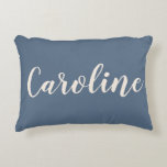 Coussins Décoratifs Nom personnalisé Dusty Blue Minimalist Script<br><div class="desc">Ajoutez une touche personnelle à votre espace grâce à cet élégant coussin d'accent personnalisé. Doté d'un arrière - plan bleu doux et d'une typographie stylée, ce coussin est parfait pour les chambres, les salons, les dortoirs ou les crèches. Un cadeau réfléchi et unique pour les anniversaires, les ménagères ou les...</div>