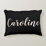 Coussins Décoratifs Nom personnalisé Élégant noir minimaliste Script<br><div class="desc">Ajoutez une touche personnelle à votre espace grâce à cet élégant coussin d'accent personnalisé. Doté d'un arrière - plan noir classique et d'une typographie stylée, ce coussin est parfait pour les chambres, les salons, les dortoirs ou les crèches. Un cadeau réfléchi et unique pour les anniversaires, les ménagères ou les...</div>