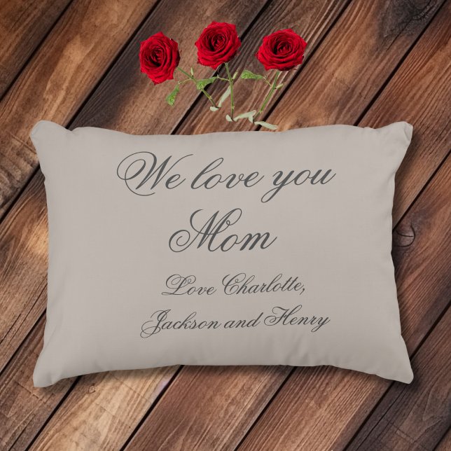 Coussins Décoratifs Nous vous aimons MOM Élégant Script Nom de famille ("We love you MOM" -  Elegant Script Family Names Cute & Cuddly Accent Pillow.)