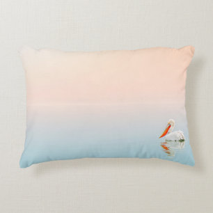 COUSSINS DÉCORATIFS PELICAN BLANC SUR LE CORPS D'EAU