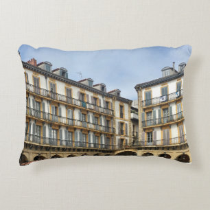 COUSSINS DÉCORATIFS PERSONNES MARCHANT PRÈS DE BÉBÉ BEIGE PENDANT LE B