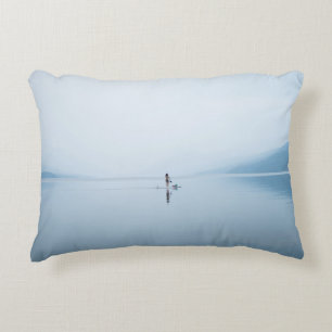 COUSSINS DÉCORATIFS PHOTO DE LA PERSONNE SUR CALME CORPS D'EAU