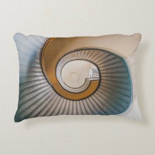 Coussins Décoratifs Photographie en angle bas de l'échelle en spirale