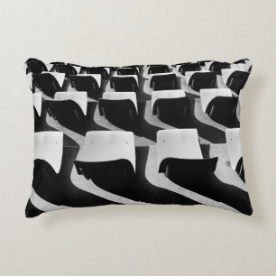 Coussins Décoratifs Photographie en niveaux de gris de chaises sans pe