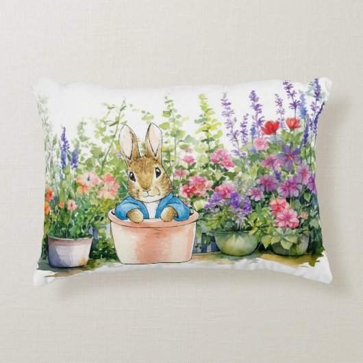 Coussins Décoratifs Pierre le lapin en pot plante dans son jardin (Devant)