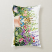 Coussins Décoratifs Pierre le lapin en pot plante dans son jardin (Devant(Vertical))