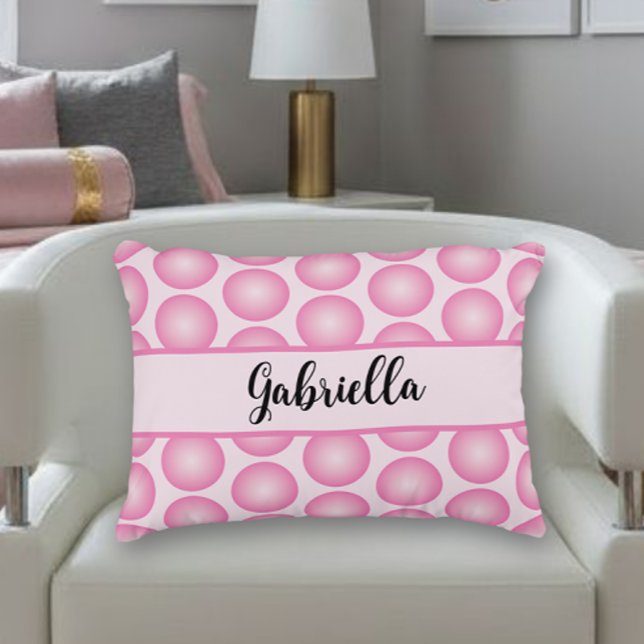 Coussins Décoratifs Pink Pastel Dots élégant Nom de script (Personalized script girl's name pink polka dot throw pillow on a white chair.)