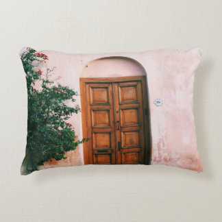 COUSSINS DÉCORATIFS PLANTES VERTS À CÔTÉ D'UNE PORTE BROWN EN BOIS