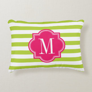 Coussins Décoratifs Rayures de vert de chaux avec le monogramme de