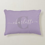 Coussins Décoratifs Rose lilas | Nom du monogramme de script personnal<br><div class="desc">Rose lilas | Nom du monogramme de script personnalisé Accent Coussin</div>