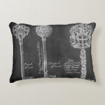 Coussins Décoratifs Rousty Chalkboard Victorian steampunk clés squelet<br><div class="desc">Rousty Chalkboard Victorian steampunk clés de squelette accessoires pour la mode steampunk. L'art Chalkboard noir et blanc en fait un parfait accessoire maison de style champêtre français. Les touches squelettes blanches noires favorisent pour n'importe quelle occasion. Cadeaux cool pour le ménage pour les couples.</div>