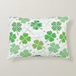 Coussins Décoratifs Shamrocks chargés<br><div class="desc">Cette conception de jour St. Patrick est faite d'un motif shamrock rempli de rayures et de plaids verts.</div>