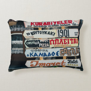 COUSSINS DÉCORATIFS SIGNAGES BEIGE ROUGE ET BROWN SUR LE BEIGE STAND D