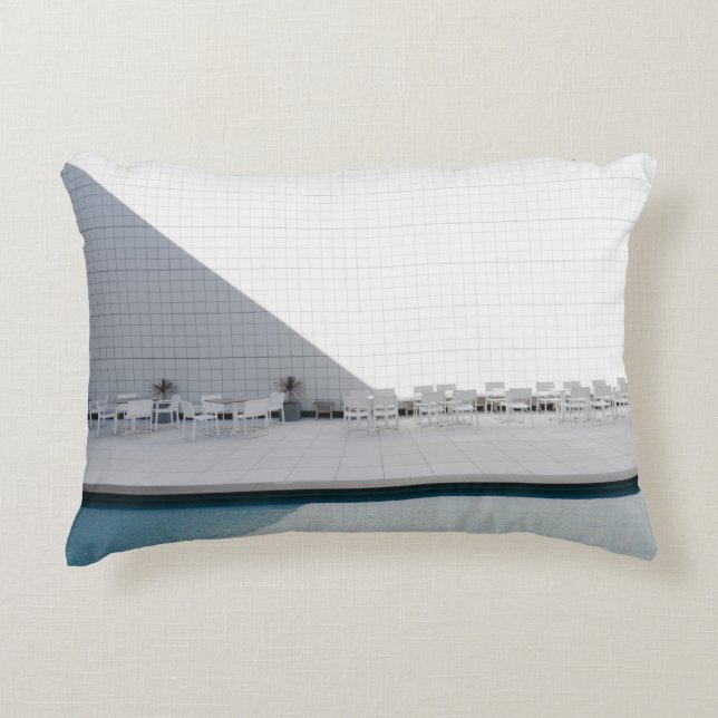 COUSSINS DÉCORATIFS TABLE DE PATIO BLANCHE AVEC CHAISES EN JOURNÉE (Devant)