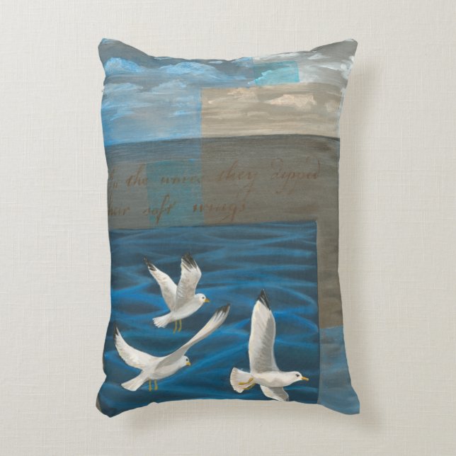Coussins Décoratifs Trois mouettes blanches volent au-dessus de l'eau (Devant(Vertical))