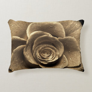 Coussins Décoratifs Un rose à l'ancienne en gros plan, mouillé avec un