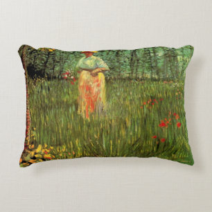 Coussins Décoratifs Une femme marchant dans un jardin par Vincent van 