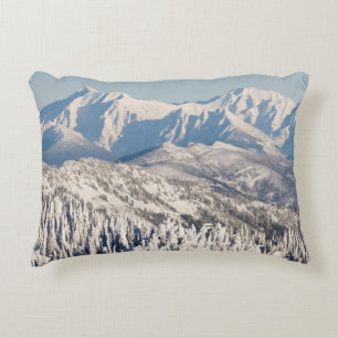 Coussins Décoratifs Une vue pittoresque des montagnes et des arbres de