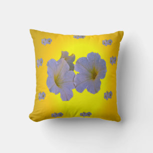 Coussins jetés de fleurs printanières.