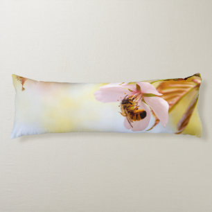 Coussins Longs Abeille Sur Une Fleur De Cerise