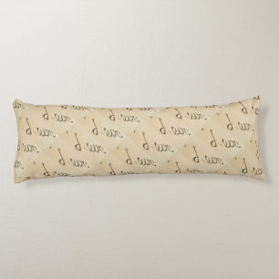 Coussins Longs Aimer signe sculpté sur le sable de plage