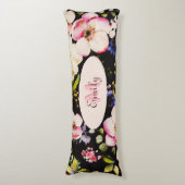 Coussins Longs Aquarelle rose Roses jaunes sur noir, Monogramme (Devant (Vertical))
