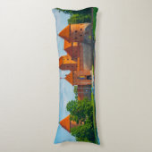 Coussins Longs Beau château médiéval sur le lac Bleu (Devant (Vertical))