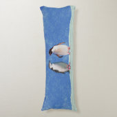 Coussins Longs Beau couple de pingouins sur Sky Blue (Devant (Vertical))