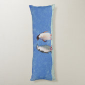 Coussins Longs Beau couple de pingouins sur Sky Blue (Dos (Vertical))
