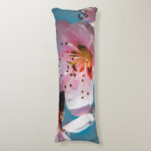 Coussins Longs Branche de fleurs de pêche et ciel bleu (devant Vertical)