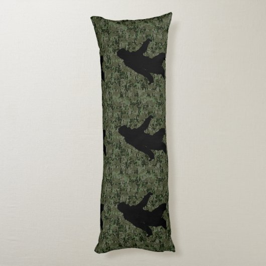 Coussins Longs Camouflage numérique en silhouette noire Sasquatch (Dos (Vertical))
