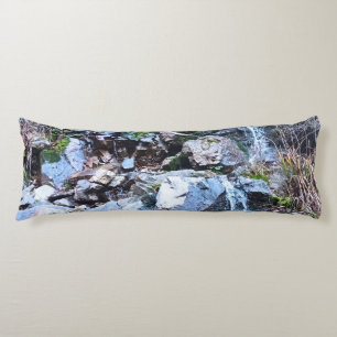 Coussins Longs Cascade de montagne pittoresque - Nature sauvage R