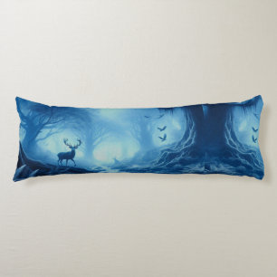 Coussins Longs Cerf dans la forêt noire de la brume bleue