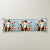 Coussins Longs Chat calicot souriant dans un jardin fleuri (Dos)