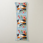 Coussins Longs Chat calicot souriant dans un jardin fleuri (Devant (Vertical))